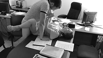Sếp Chơi Luôn Cô Thư Ký Nhỏ Nhắn Trên Bàn Làm Việc Rồi Quay Lén Clip Nóng Bỏng