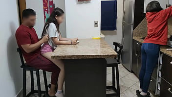 Cháu Gái Hư Hỏng Thích Ngồi Lên đùi Chú Trai Dâm Dục Trước Mặt Vợ Hắn