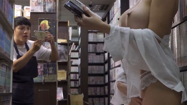 Em Gái Ngực Khủng Lén Lút Thủ Dâm Trong Góc Khuất Hiệu Sách – Phim Sex Vietsub Nóng Bỏng